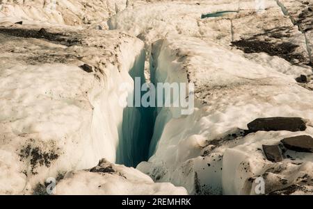 Vol en hélicoptère jusqu'au glacier, puis randonnée en hélicoptère sur le fond du glacier, dans les sommets montagneux des alpes du Sud sur Fox Glacier Banque D'Images