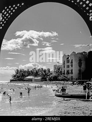 Honolulu, Hawaï : 19 décembre 1935. Une partie de la célèbre plage Waikiki d'Honolulu avec le Royal Hawaiian Hotel en arrière-plan. Banque D'Images