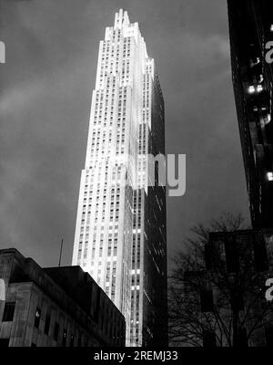 New York, New York : c. 1940 surplombant le ciel, le bâtiment RCA lumineux du Rockefeller Center présente une silhouette imposante. Banque D'Images