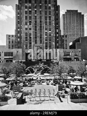 New York, New York : 17 juin 1936. Avec la fontaine Prometheus en arrière-plan, le Sunken Plaza du Rockefeller Center est transformé en dernier restaurant en plein air de Manhattan. Les clients peuvent également danser sur le plancher circulaire au centre de la place. Banque D'Images