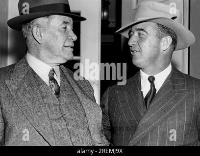 Washington, D.C. : 13 octobre 1939 sénateurs du Kentucky Alben Barkeley et A.B. (Heureux) Chandler alors qu'ils rendaient visite au président Franklin Roosevelt aujourd'hui. Banque D'Images