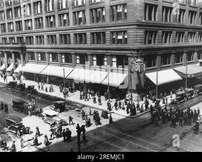 Chicago, Illinois : c. 1912 l'extérieur du grand magasin Marshall Field sur State Street dans la boucle. Banque D'Images