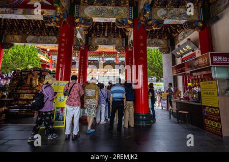 Sun Moon Lake, Taiwan - 24 mai 2023 : le charmant temple de Wenwu. Les Chinois font la queue à l'entrée pour entrer dans le temple avec des étourdissements avec son gran Banque D'Images