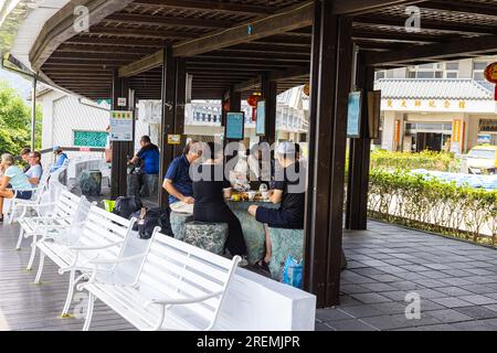 Sun Moon Lake, Taiwan - 24 mai 2023 : un groupe animé de Taïwanais profite d'un pique-nique avec une sélection de spécialités locales au calme Sun M. Banque D'Images