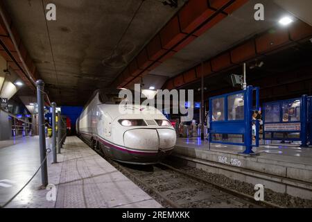 Marseille, France. 28 juillet 2023. Un train exploité par la compagnie ferroviaire espagnole Renfe arrive pour le premier service de Madrid à la Gare Saint-Charles à Marseille, France, le 28 juillet 2023. Renfe entend profiter pleinement de l'ouverture à la concurrence de l'opérateur ferroviaire français SNCF. Photo de Laurent Coust/ABACAPRESS.COM crédit : Abaca Press/Alamy Live News Banque D'Images