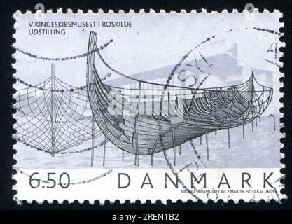 DANEMARK - CIRCA 2004 : timbre imprimé par le Danemark, montre un navire viking, circa 2004 Banque D'Images