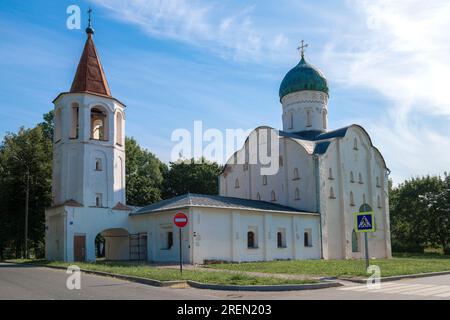 L'ancienne église de St. Theodore Stratelates sur le ruisseau (1361) par un matin ensoleillé de juillet. Veliky Novgorod, Russie Banque D'Images