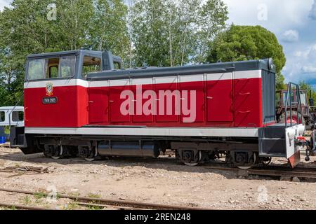 TESOVO-NETYLSKY, RUSSIE - 15 JUILLET 2023 : gros plan de la locomotive diesel russe TU7A à voie étroite par une journée ensoleillée de juillet. Musée des chemins de fer à voie étroite Banque D'Images