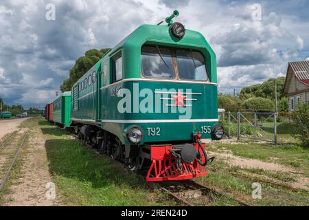 TESOVO-NETYLSKY, RUSSIE - 15 JUILLET 2023 : ancienne locomotive diesel soviétique TU2 pour chemin de fer à voie étroite (750mm) le jour nuageux de juin Banque D'Images