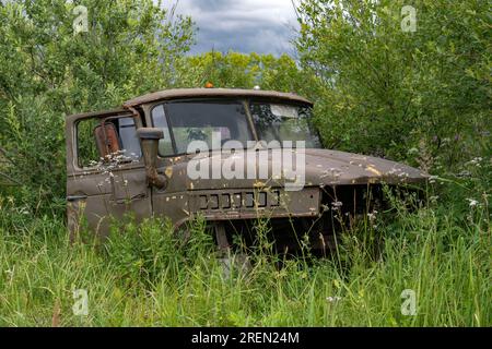 TESOVO-NETYLSKY, RUSSIE - 15 JUILLET 2023 : cabine d'un vieux camion soviétique/russe démantelé de l'Oural-4320 dans la brousse sur une journée nuageuse de juillet Banque D'Images