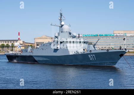 SAINT-PÉTERSBOURG, RUSSIE - 16 JUILLET 2023 : petit navire-fusée 'Sovetsk' dans la zone d'eau de la rivière Neva. Préparatifs pour la parade navale en l'honneur Banque D'Images