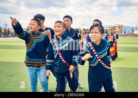 (230729) -- CHENGDU, 29 juillet 2023 (Xinhua) -- Jiziyisheng (C, avant) et Jiduoshila (R, avant) se produisent lors d'une répétition de la cérémonie d'ouverture dans le comté de Zhaojue, province du Sichuan, dans le sud-ouest de la Chine, le 2 juillet 2023. Six enfants vêtus de costumes traditionnels ethniques Yi ont choisi une chanson pour inaugurer la cérémonie d’ouverture de la 31e édition estivale des Jeux mondiaux universitaires de la FISU. Jihaoyouguo, Jihelazuo, Ma Jieying, Edirehan, Jiziyisheng et Jiduoshila viennent du comté de Zhaojue, préfecture autonome de Liangshan Yi, province du Sichuan dans le sud-ouest de la Chine. Malgré leurs différences d'âge, ils sont tous sha Banque D'Images