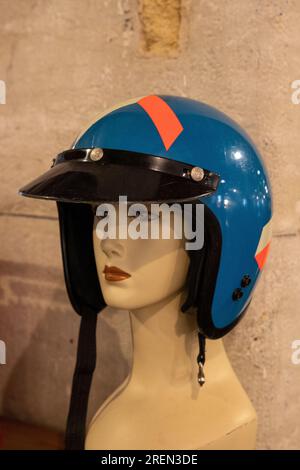 casque bleu moto anti-soleil visière de protection rétro et vintage style moto ouvert face style old school Banque D'Images