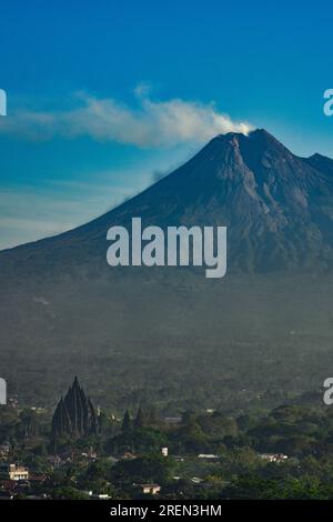 Temple de Prambanan avec le mont Merapi en arrière-plan. Java, Indonésie. Banque D'Images