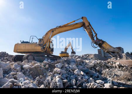 Plusieurs excavatrices sur un chantier de construction Banque D'Images