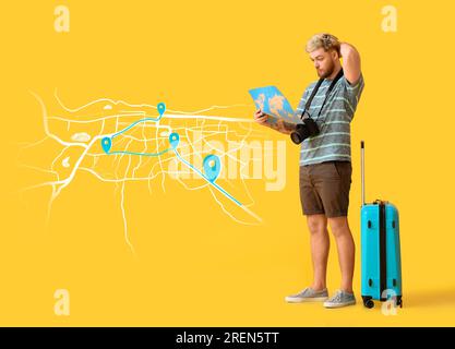 Touriste masculin et carte de la ville dessinée avec des pointeurs d'emplacement sur fond jaune Banque D'Images