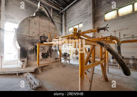 Dispositif de combustion de combustible du four rotatif tubulaire à l'usine de calx Banque D'Images