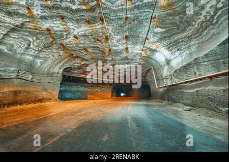 Tunnel vide avec pipeline à la sylvinite et à la fosse de sel d'abraum Banque D'Images