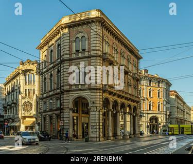 Palais noble historique, au coeur du centre historique, dans la via Pietro Micca avec des arcades et des arcades traditionnelles de la ville de Turin. Piedmont Banque D'Images