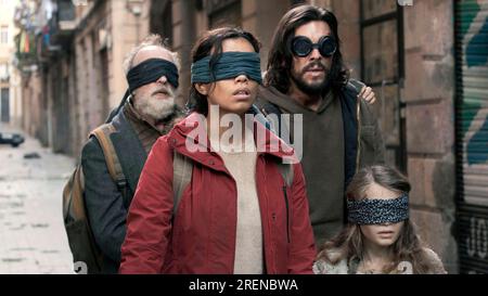 MARIO CASAS, GONZALO DE CASTRO, GEORGINA CAMPBELL ET NAILA SCHUBERTH DANS BIRD BOX BARCELONA (2023), MISE EN SCÈNE PAR ALEX PASTOR ET DAVID PASTOR. Crédit : NOSTROMO PHOTOS / Album Banque D'Images