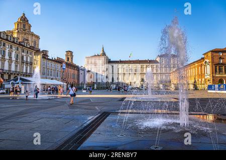 Piazza Castello à Turin, au premier plan les jets d'eau décorant la place principale de Turin et attraction touristique. Turin, Piémont, Italie, Europe Banque D'Images