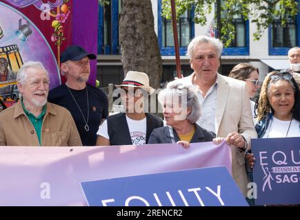 Signes tenus par les membres d'Equity lors du rallye Equity Union, Londres, en solidarité avec les acteurs SAG-AFTRA en grève aux Etats-Unis, pour une rémunération équitable et des contrats. Banque D'Images