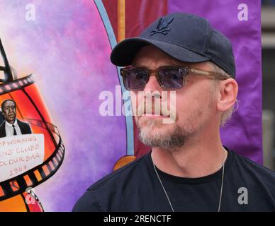 L’acteur Simon Pegg au rassemblement Equity Union, Londres, en solidarité avec les acteurs SAG-AFTRA en grève en Amérique, pour une rémunération équitable et des contrats. Banque D'Images