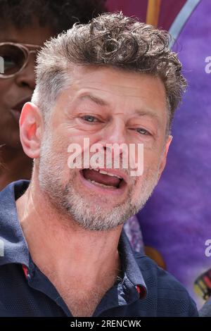 L'acteur Andy Serkis au rassemblement de l'Equity Union, Londres, en solidarité avec les acteurs SAG-AFTRA en grève en Amérique, pour une rémunération équitable et des contrats. Banque D'Images