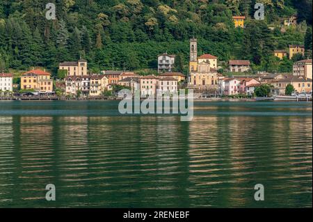 Porto Ceresio, Italie, et le lac de Lugano en fin d'après-midi lumière Banque D'Images