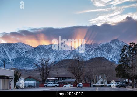 Lone Pine, États-Unis - 27 décembre 2021. Une douce lueur du soleil couchant se cache derrière mt Whitney, le point culminant des États-Unis continentaux. Banque D'Images