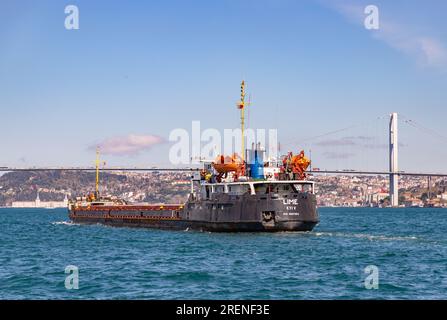 Une photo du cargo Lime sur le détroit du Bosphore. Banque D'Images