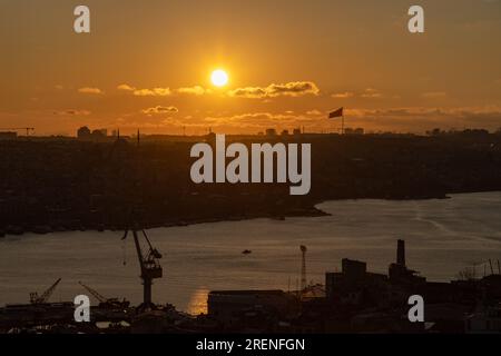 Une photo du coucher de soleil sur la Corne d'Or à Istanbul. Banque D'Images