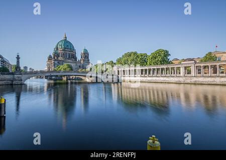 cathédrale de berlin allemagne avec des fleurs et sur un beau matin, pris dans la lumière du matin Banque D'Images