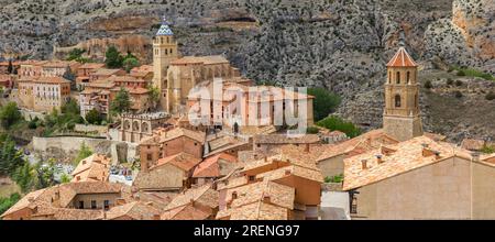 Panorama des tours d'église et des vieilles maisons à Albarracin, Espagne Banque D'Images