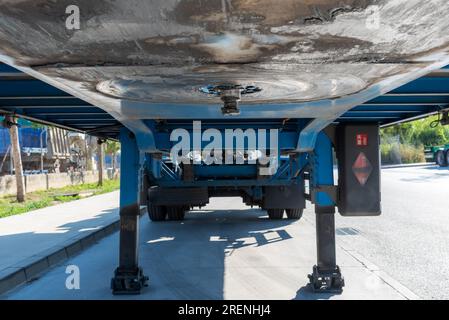 Pivot de fusée, partie de la remorque qui s'engage avec la plate-forme du camion ou la sellette d'attelage. Banque D'Images