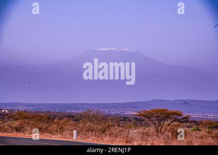 Kenya paysages voyages Safaris faune animaux Mont Kilimandjaro Kimana Loitokitok Emali route girafes Afrique de l'est nature Amboseli National Banque D'Images