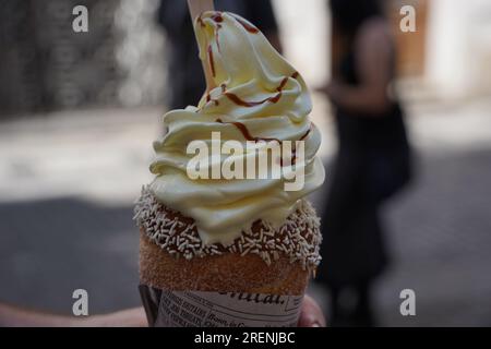 Trdelnik de république tchèque. Trdelnik ou trdlo - dessert tchèque traditionnel sous la forme d'un gâteau à la broche. Délicieuses pâtisseries remplies de crème glacée. Nati Banque D'Images