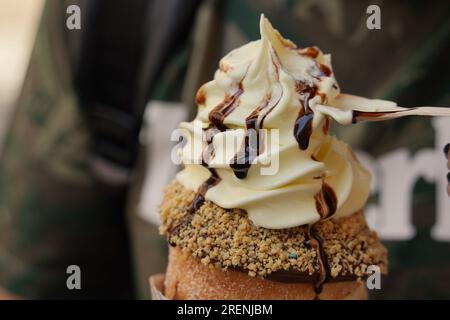 Trdelnik de république tchèque. Trdelnik ou trdlo - dessert tchèque traditionnel sous la forme d'un gâteau à la broche. Délicieuses pâtisseries remplies de crème glacée. Nati Banque D'Images