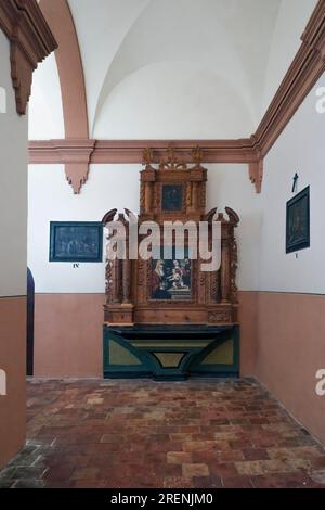 Retable, autel, hall d'entrée du musée diocésain dans l'ancien palais épiscopal de la ville d'Albarracin, Teruel, Aragon, Espagne, Europe. Banque D'Images