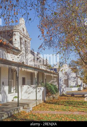 Cape Dutch maisons dans Dorp Street, une rue pittoresque bordée de chênes à Stellenbosch, Western Cape, Afrique du Sud. Banque D'Images