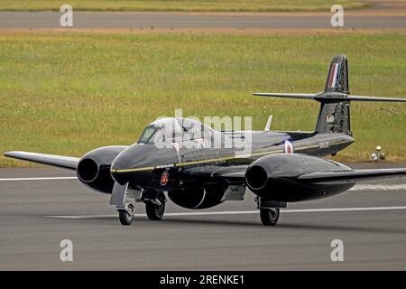 L'avion à lit d'essai éjectable Gloster Meteor T7 (Mod) (Martin Baker) arrive au Royal International Air Tattoo 2023 Banque D'Images