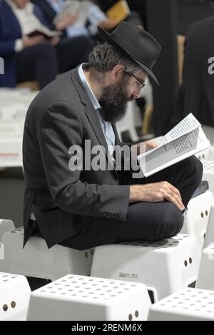 Aux offices du matin de Tish B'AV, un juif orthodoxe s'assoit sur des tabourets bas correspondant aux lois de deuil de la journée. Dans le comté de Rockland, NY Banque D'Images