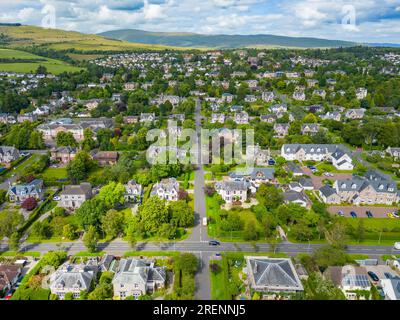 Vue aérienne de drone de grandes maisons individuelles à Helensburgh, Argyll et Bute, Écosse, Royaume-Uni Banque D'Images