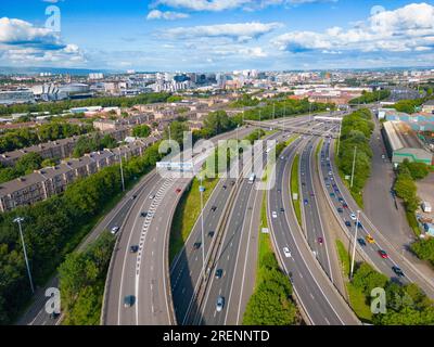 Vue aérienne depuis le drone de l'échangeur sur l'autoroute M8 à Glasgow, Écosse, Royaume-Uni Banque D'Images