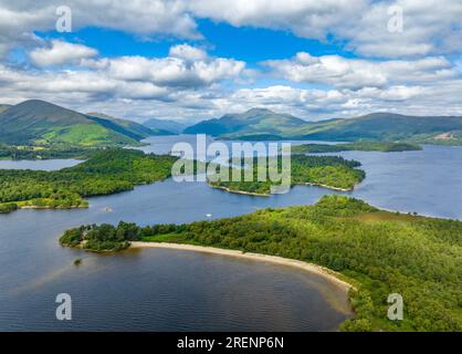 Drone vue aérienne des îles Inchmoan, Inchtavannach et Inchconnachan sur le Loch Lomond en Argyll et Bute, Écosse, Royaume-Uni Banque D'Images