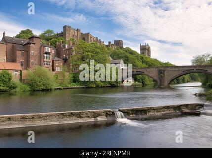 Vue de l'autre côté de la rivière Wear à Durham vers le pont Framwellgate, le château de Durham et la cathédrale. Banque D'Images