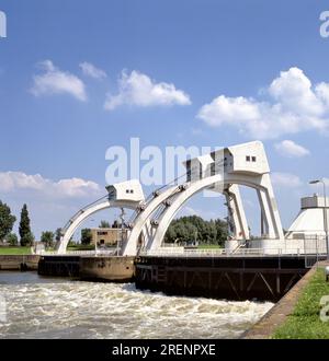 HAGESTEIN, HOLLANDE- 18 AVRIL 2020 : complexe d'écluse Hagestein près de Vianen Vijfheerenlanden à Utrecht, pays-Bas Banque D'Images
