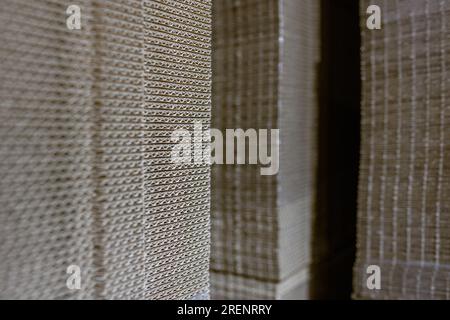 Boîtes pliantes en carton. Feuilles perforées de carton ondulé une pile sur palettes. Emballage de produits finis en production industrielle. Banque D'Images