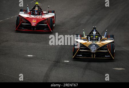 Stoffel Vandoorne de DS Penske suivi par Norman NATO de Nissan lors de la première séance avant l’E-Prix Hankook London 2023 sur l’Excel circuit, Londres. Date de la photo : Vendredi 28 juillet 2023. Banque D'Images