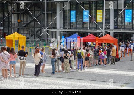 Paris, Touristen vor dem Centre Pompidou // Paris, les touristes attendent devant le Centre Pompidou Banque D'Images